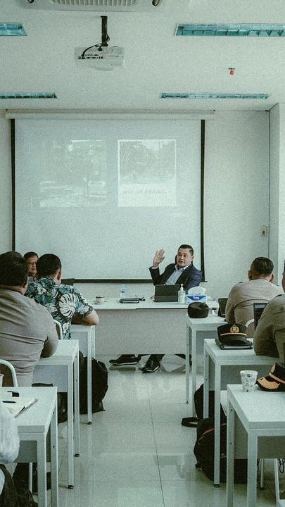 Penampilan Berbeda Jenderal Bintang Tiga saat Ngajar Perwira Polisi Mahasiswa S2