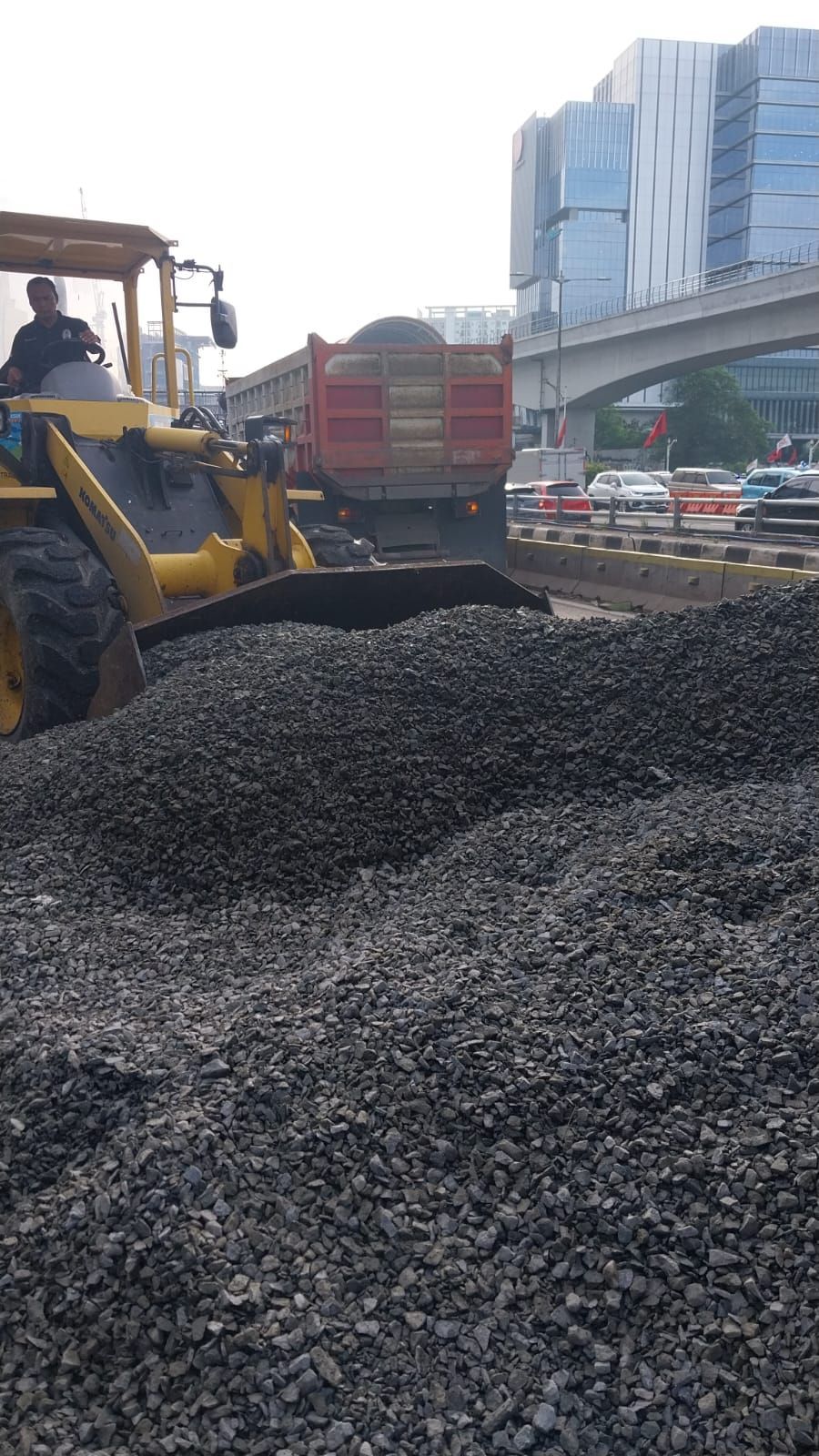 Kronologi Truk Pasir Terguling Bikin Macet MT Haryono-Cawang Pagi Tadi