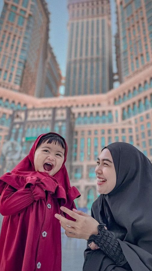 Gemas! Potret Lucu Moana Anak Ria Ricis saat Ikut Umrah di Tanah Suci, Ada Foto di Depan Ka'bah Ikut Sampaikan Doa