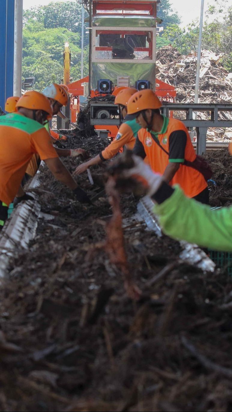 FOTO: Intip Pengolahan Puluhan Ton Sampah Sungai Ciliwung Menjadi Pupuk Kompos dan Bahan Bakar di TB Simatupang