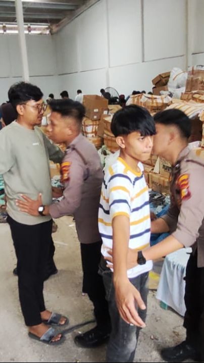 Polresta Pekanbaru Kawal Ketat Pelipatan Surat Suara Pemilu 2024 di Gudang Logistik