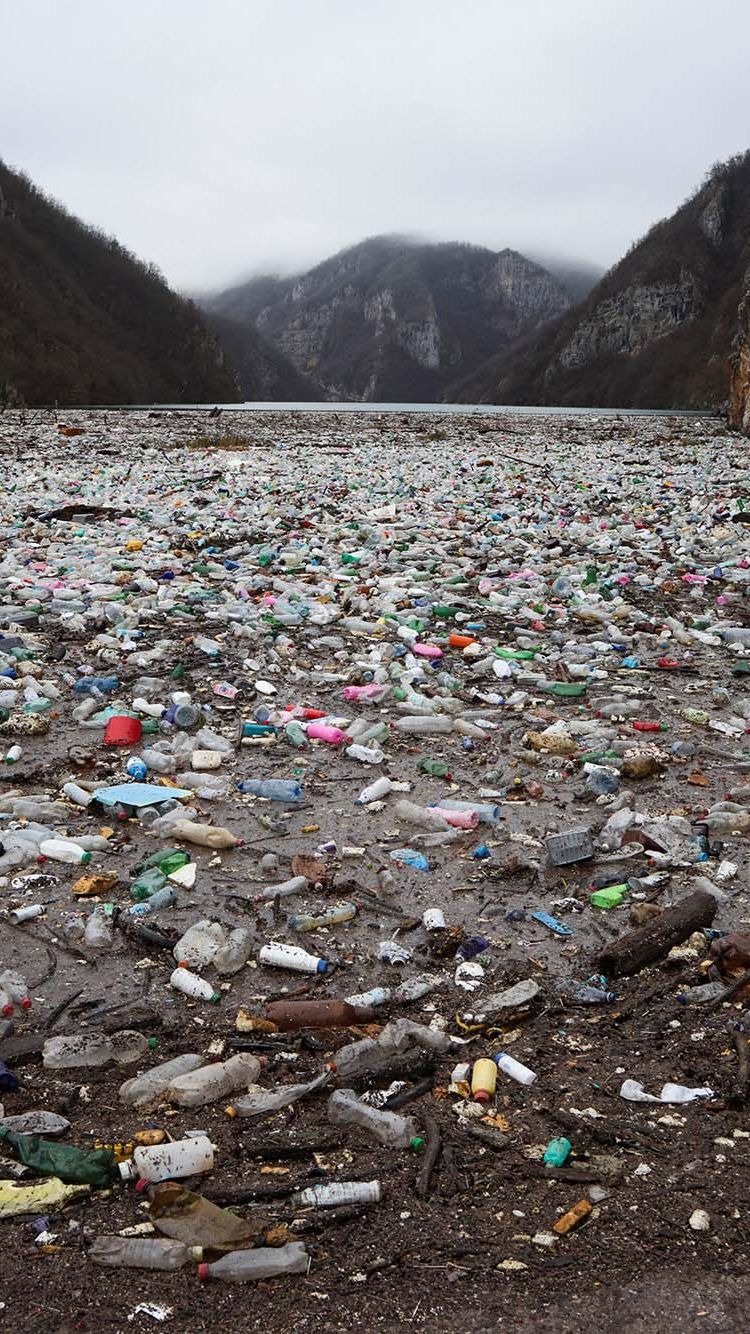 FOTO: Miris! Penampakan Berton-ton Sampah Membentuk 'Pulau' di Sungai Bosnia