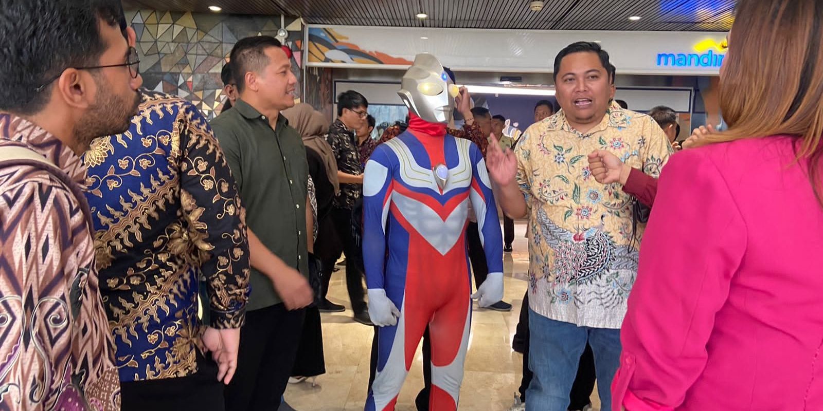 Ada Ultraman Bikin Heboh Gedung DPR Jelang Pelantikan Anggota Dewan,Ternyata Ini Sosok di Dalamnya