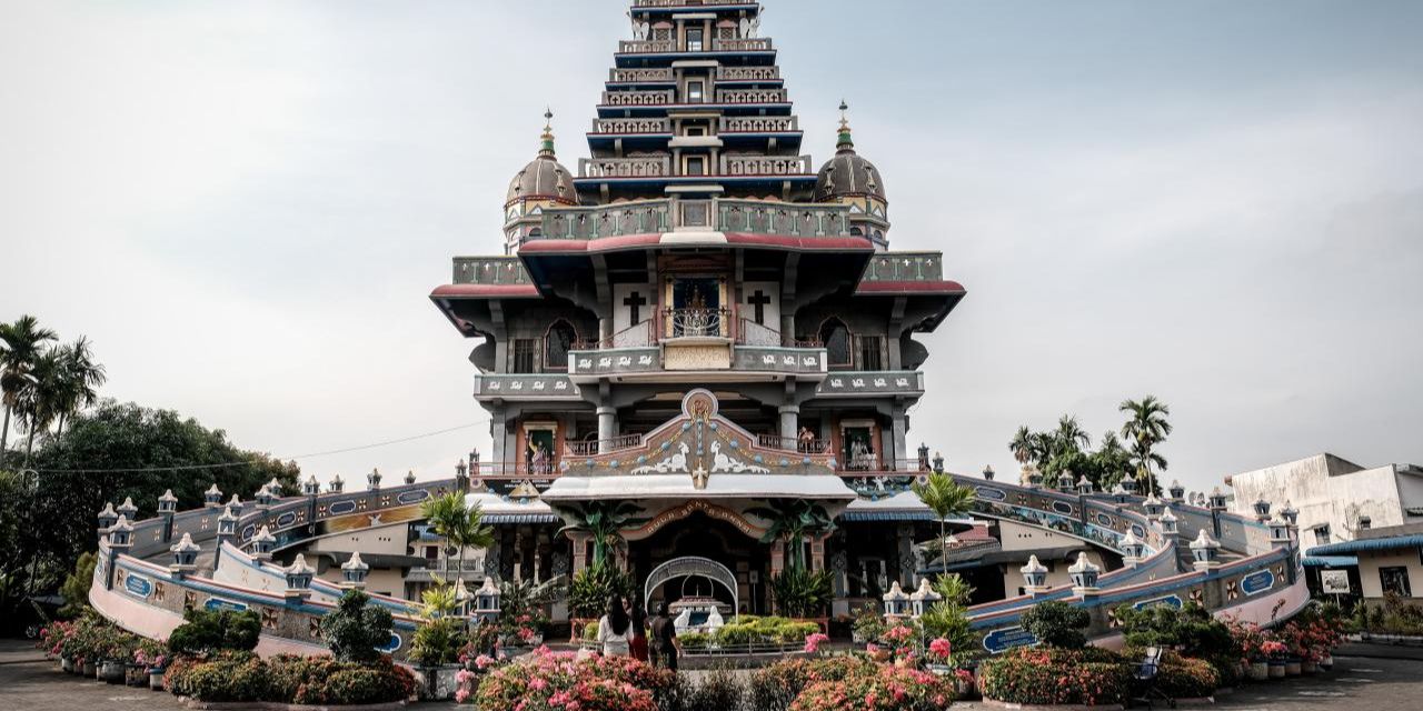 Kisah di Balik Keindahan Gereja Katolik Mirip Kuil Hindu di Medan, Jalan Masuknya Mirip Orang Sujud