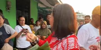 Ikut Suami Blusukan, Hetty Perkasa Malah 'Numpang' Makan di Rumah Warga