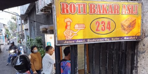 Beneran Dibakar Tak Dipanggang, Kedai Roti Bakar 'Nyempil' di Bandung Ini Legendaris Sejak 1969