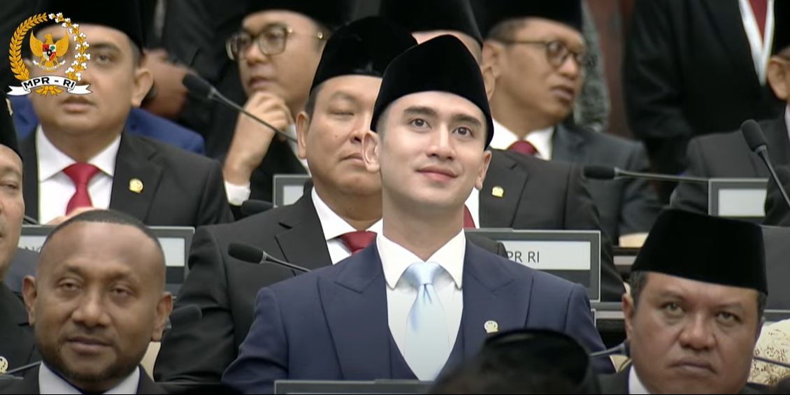 Badan Tegap dan Salam Hormat, Potret Verrel Bramasta Tiba di Senayan Mau Dilantik Jadi Anggota DPR