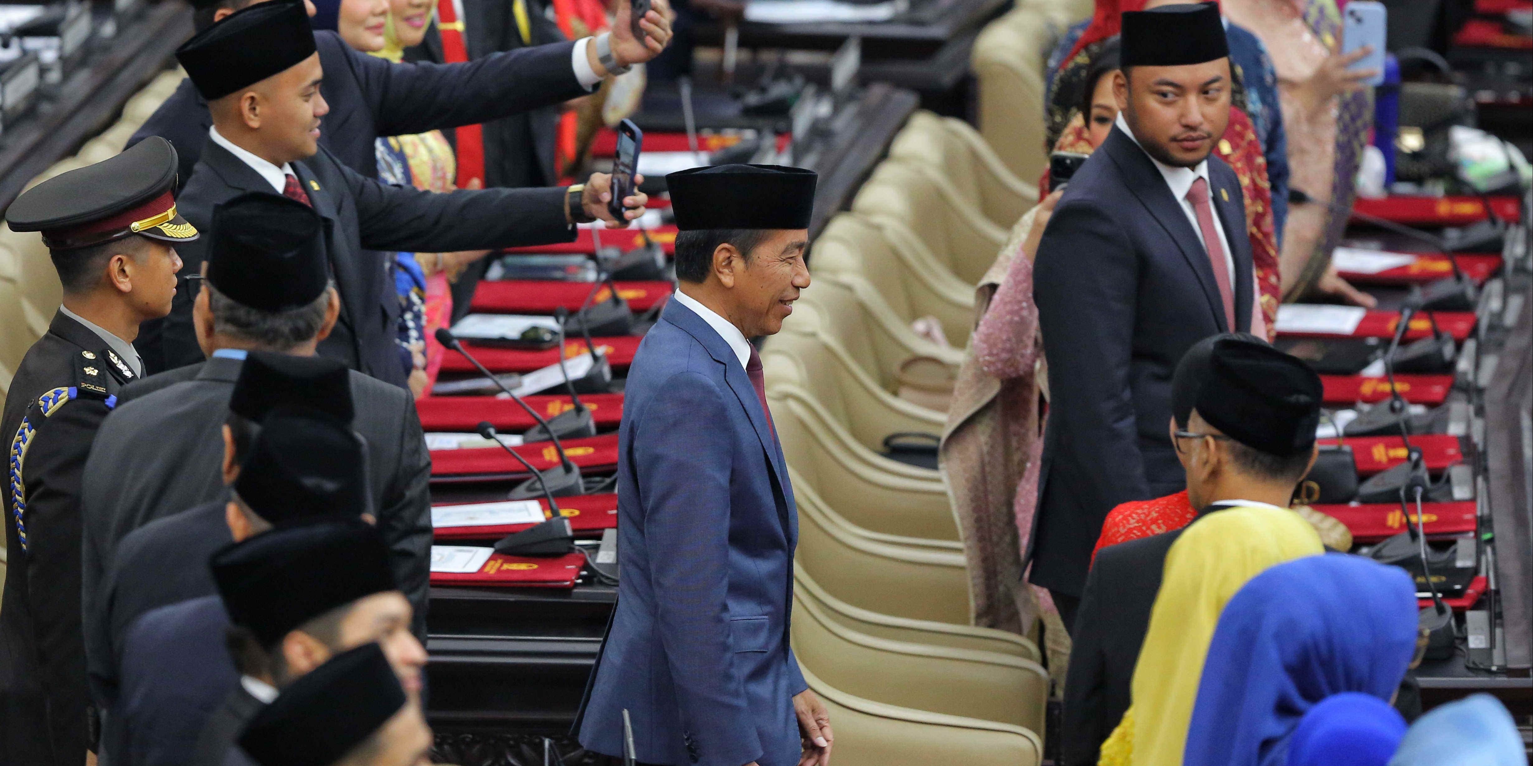 VIDEO: Hadir Bersamaan, Jokowi dan Prabowo Kompak Jalan di Atas Karpet Merah Gedung DPR