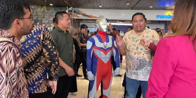 VIDEO: Gaya 'Nyeleneh' Anggota DPR Unik Pakai Kostum Ultraman saat Pelantikan, Ini Alasannya