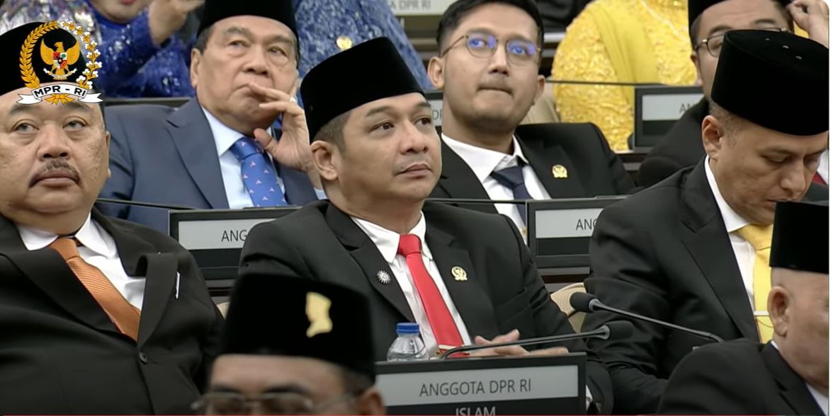 VIDEO: Momen Pasha Ungu Dekati Jokowi, Sempat Bisik-Bisik ke Asisten Ajudan di DPR