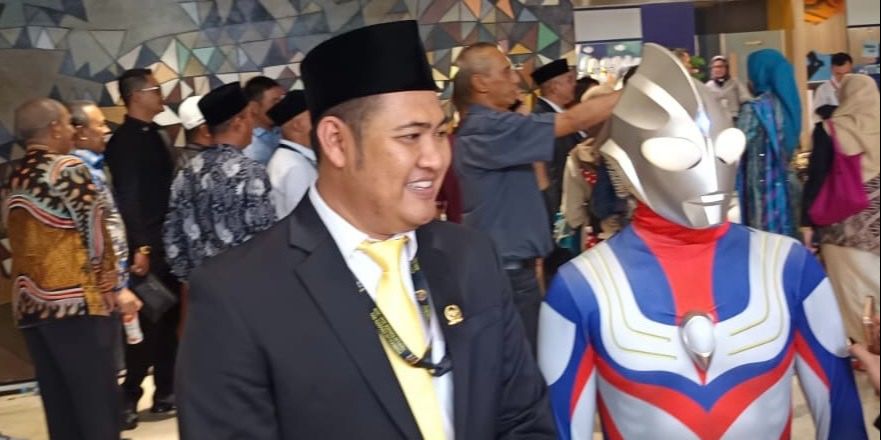 VIDEO: Membongkar Sosok di Balik Anggota DPR Berkostum Ultraman, Kantongi Kekayaan Rp 3,8 Miliar