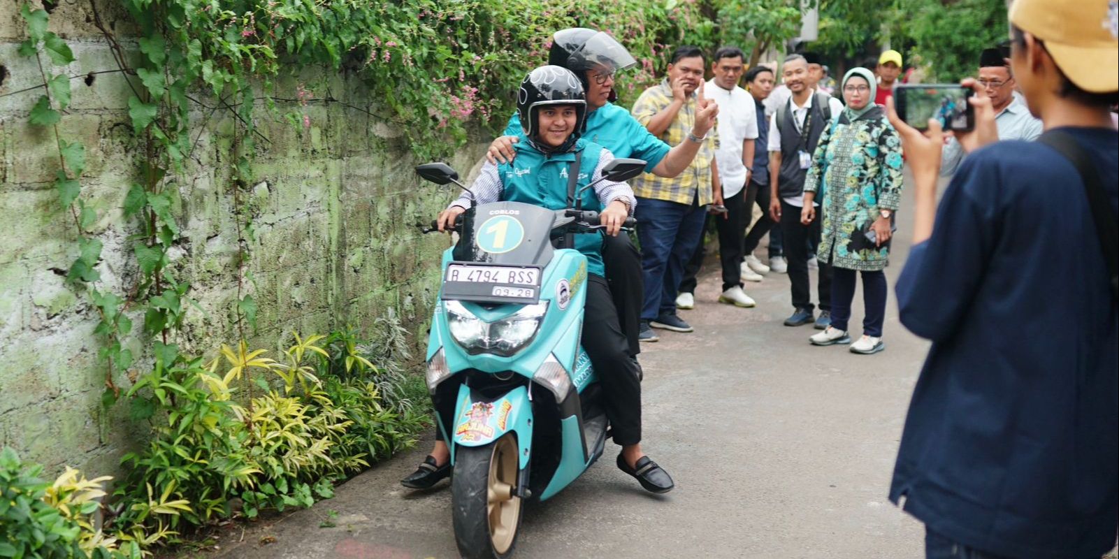 Terjebak Macet, Cawalkot Tangsel Ini Turun dari Mobilnya Bonceng Motor Demi Temui Pendukung