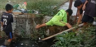 Terinspirasi Pandawara Group, Sekelompok Bocah Ini Kompak Bersihkan Sampah di Selokan Tepi Jalan, Aksinya Banjir Pujian