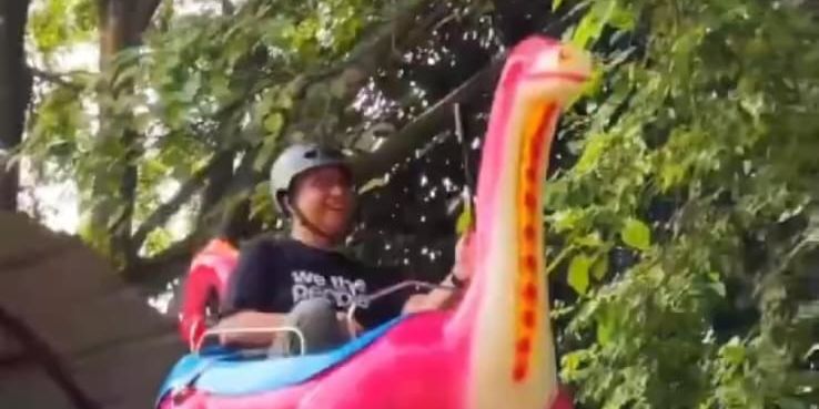 Potret Anies Jalan-Jalan ke Ragunan, Naik 'Dinosaurus' Warna Pink sampai Wajahnya Tegang saat Meluncur