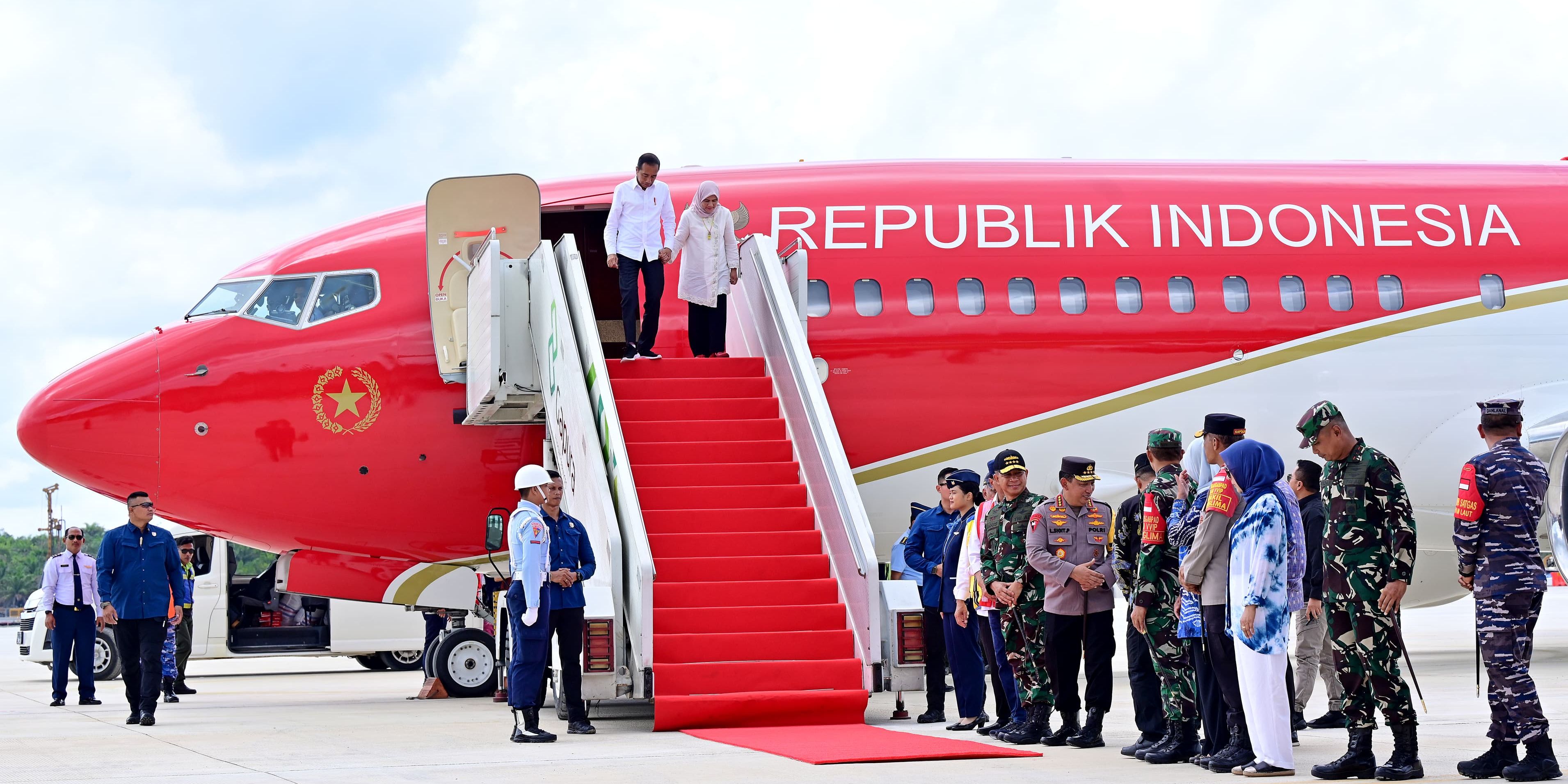 Momen Jokowi Mendarat Pertama Kali di Bandara IKN Pakai Boeing Jumbo