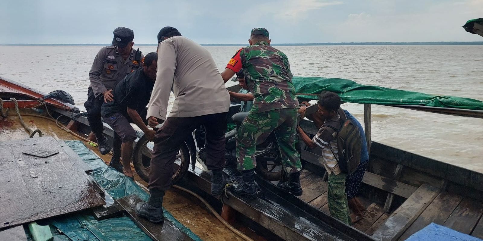 Aksi TNI Polri Bantu Masyarakat di Tengah Terpaan Ombak Laut Kuala Kampar