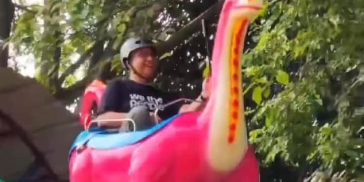 VIDEO: Wajah Tegang Anies Baswedan Tunggangi 'Dinosaurus' Pink di Ragunan