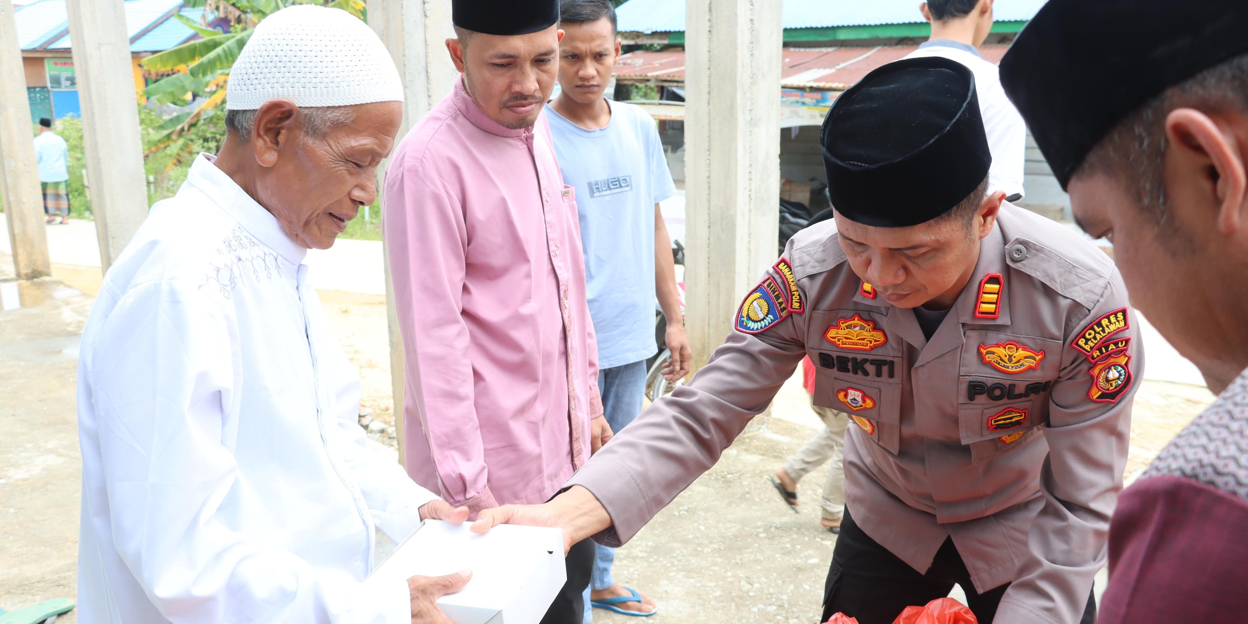 Polisi Bagikan Ratusan Paket Nasi, Sampaikan Pesan Pilkada Damai ke Jemaah Masjid