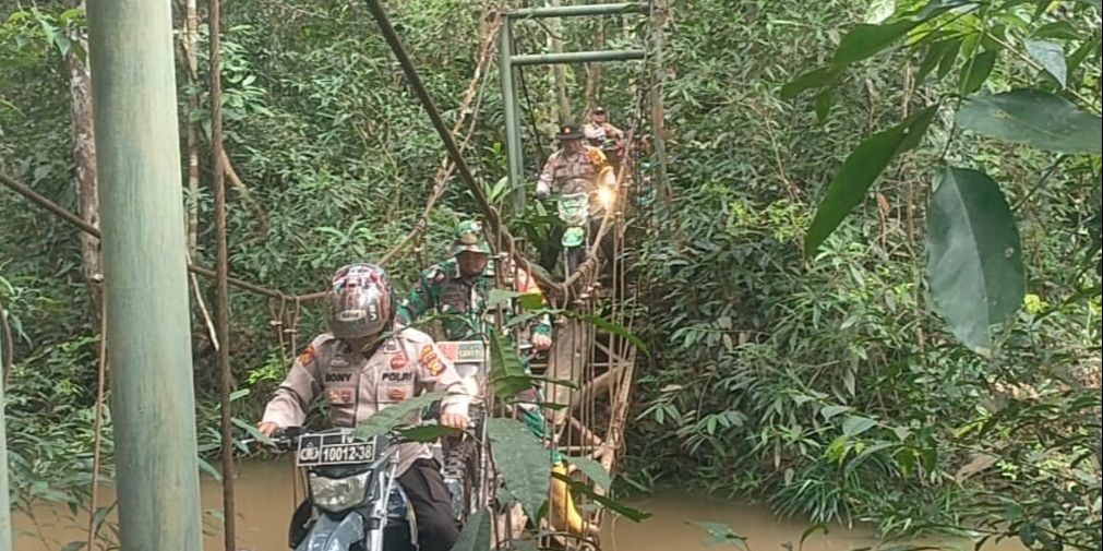 Perjuangan TNI-Polri Susuri Hutan dan Pelosok Desa Kawal Pilkada Damai