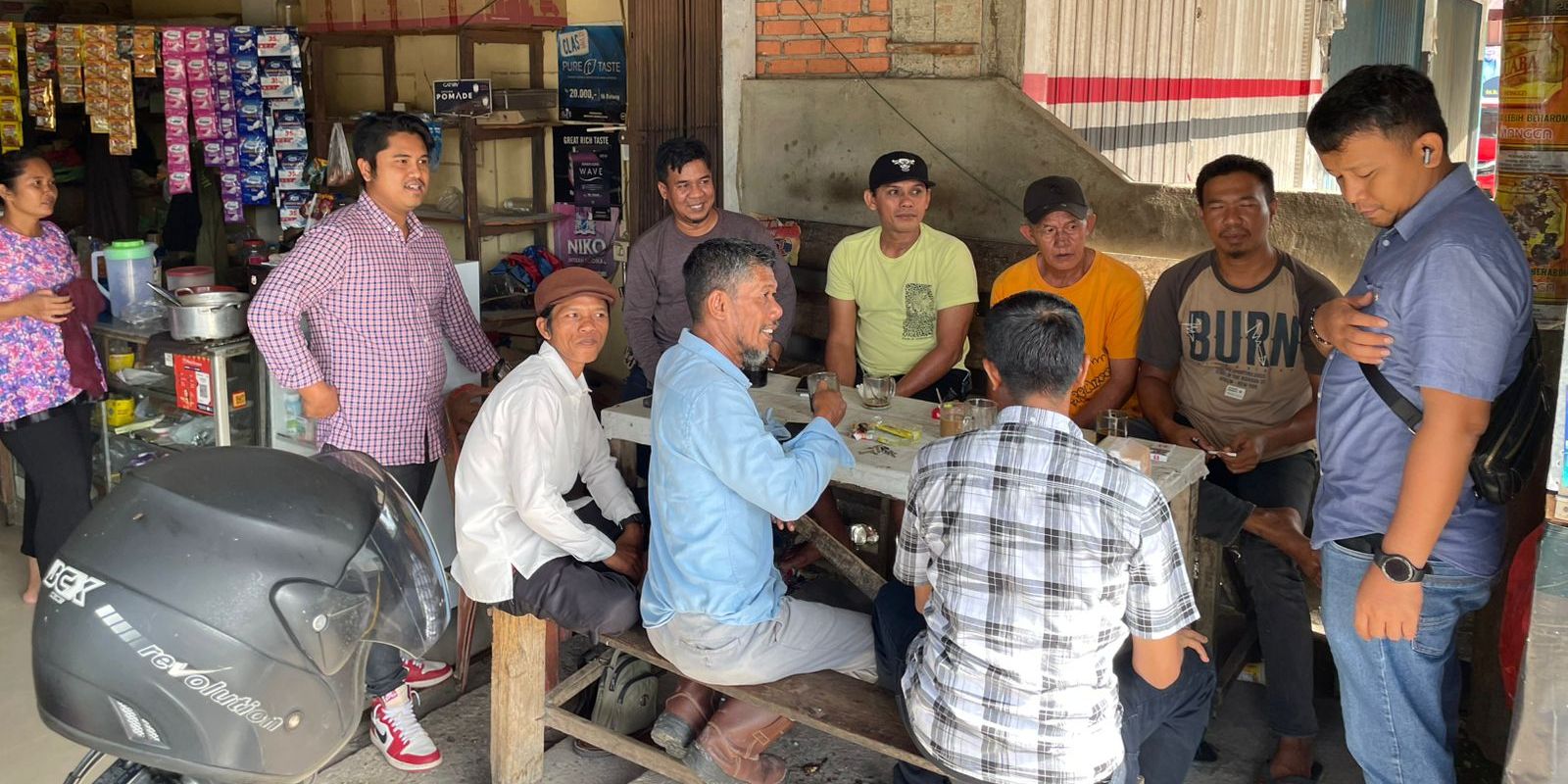 Waspada Informasi Hoaks, Personel Polri Door to Door ke Warung-Warung