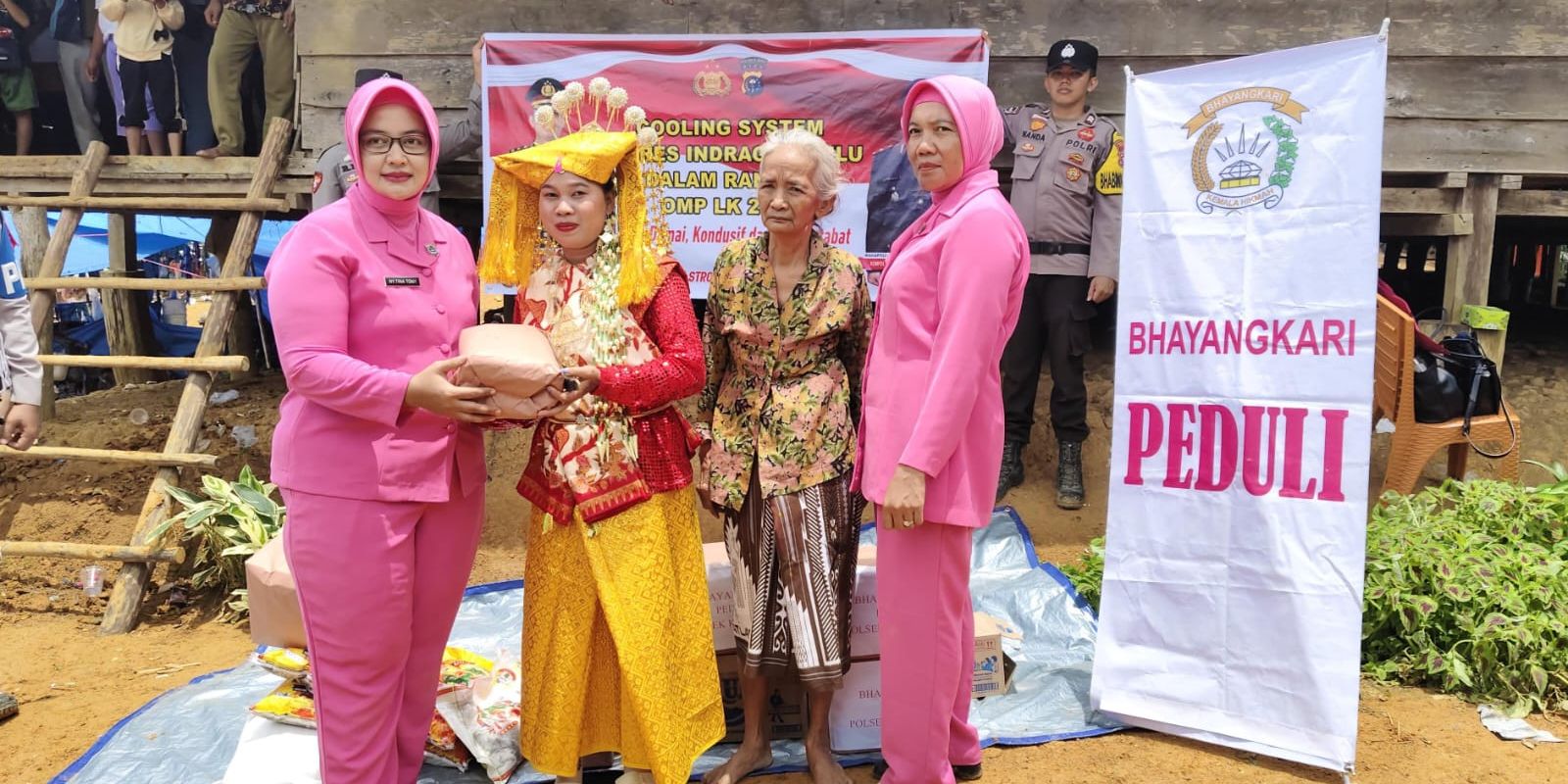 Ke Suku Pedalaman Talang Mamak, Polri Tegaskan Peran Perempuan di Pilkada Penting