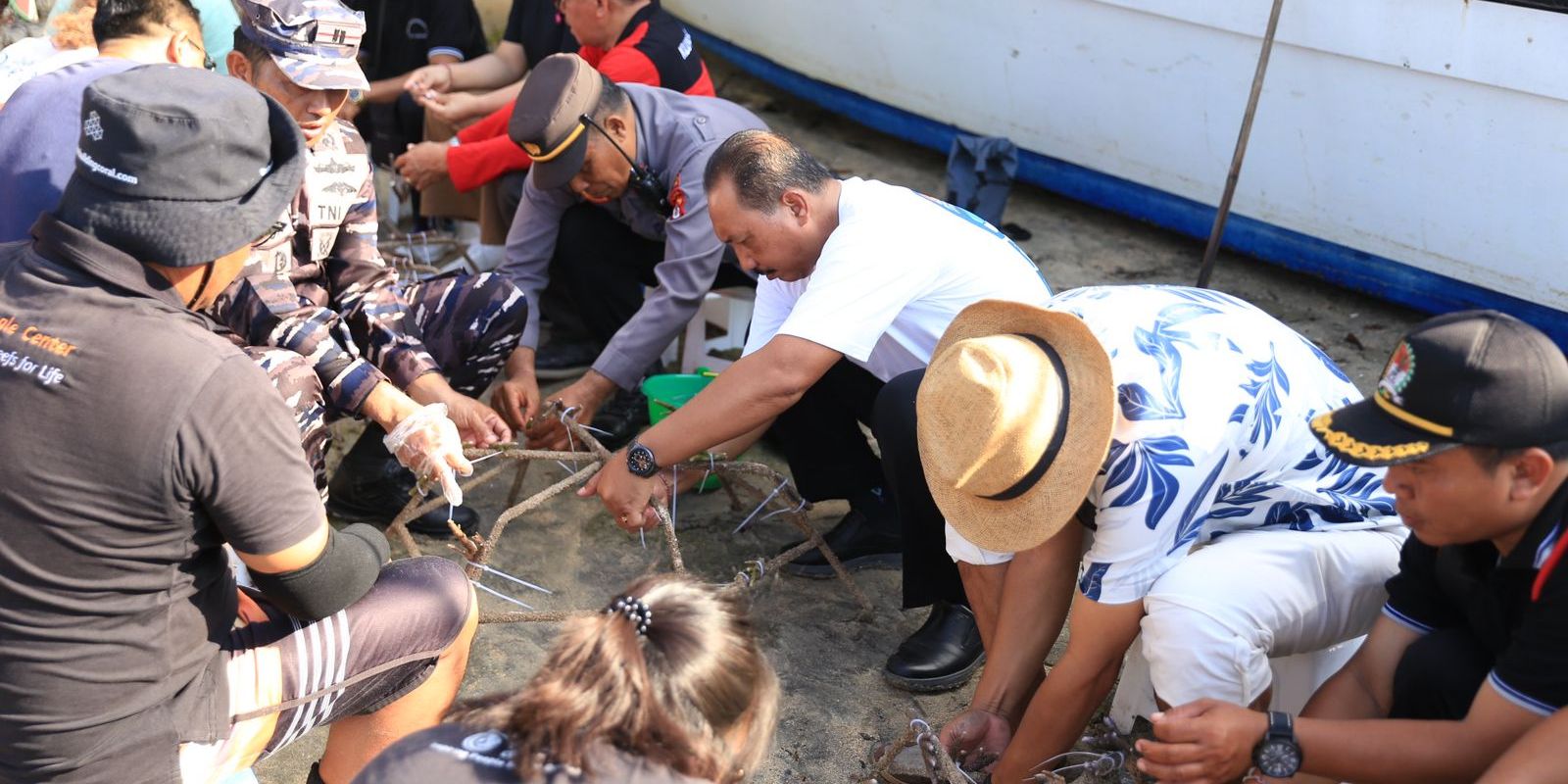 Menjaga Kebersihan Pantai Nusa Penida dengan Motor Roda Tiga