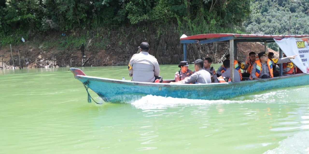 Kawal Pilkada Damai, Kapolres Kampar Datangi Desa Terpencil yang Warganya Tak Bisa Baca Tulis