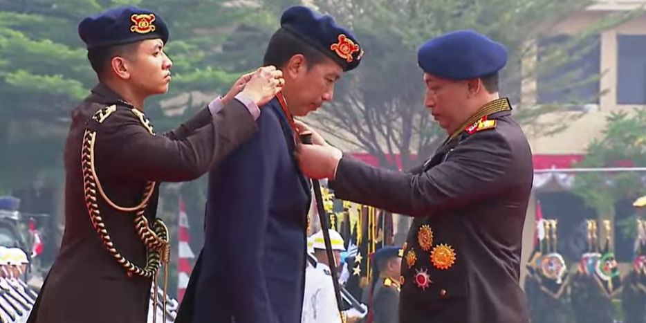 VIDEO: Gagah Kapolri Listyo Kalungkan Medali Kehormatan ke Presiden Jokowi Berbaret Biru