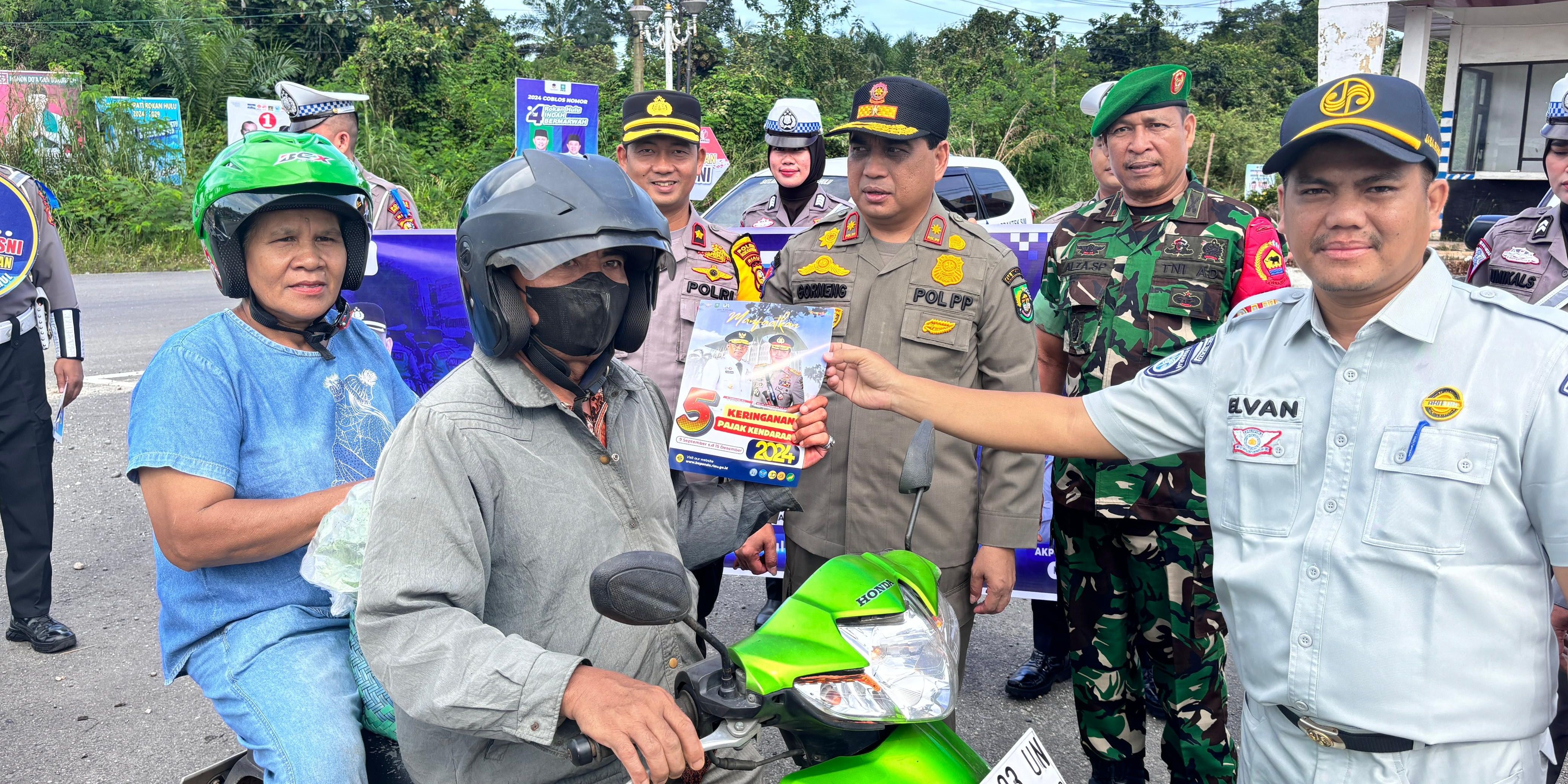 Cooling System Pilkada Damai, Polres Rohul Bagikan Helm Gratis