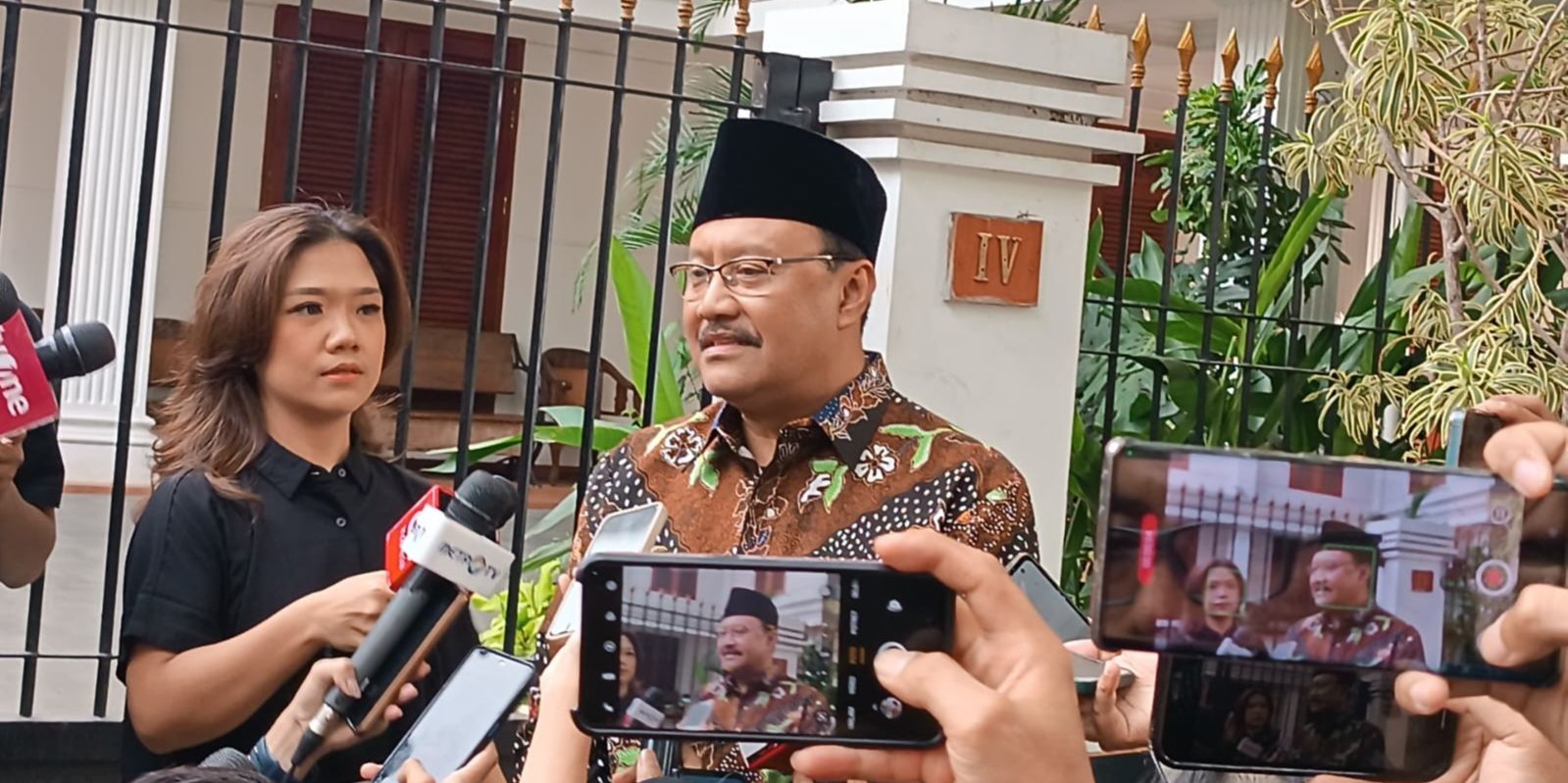 Sederet Tokoh Berbatik Semringah Datangi Rumah Prabowo, Calon Menteri?