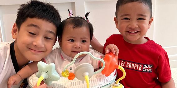 Cantiknya Baby Lily Anak Angkat Raffi Ahmad & Nagita Slavina, Sang Kakak Tak Henti Beri Ciuman