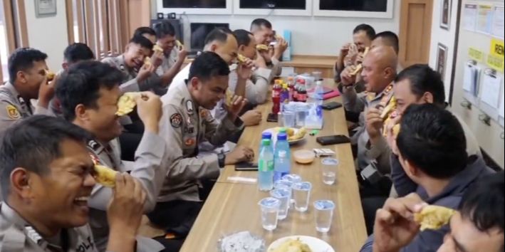 Patut Ditiru, Momen Keakraban Kapolres dengan Anggota satu Meja Ngopi Plus Gorengan 'Biar Makin Semangat Dan'