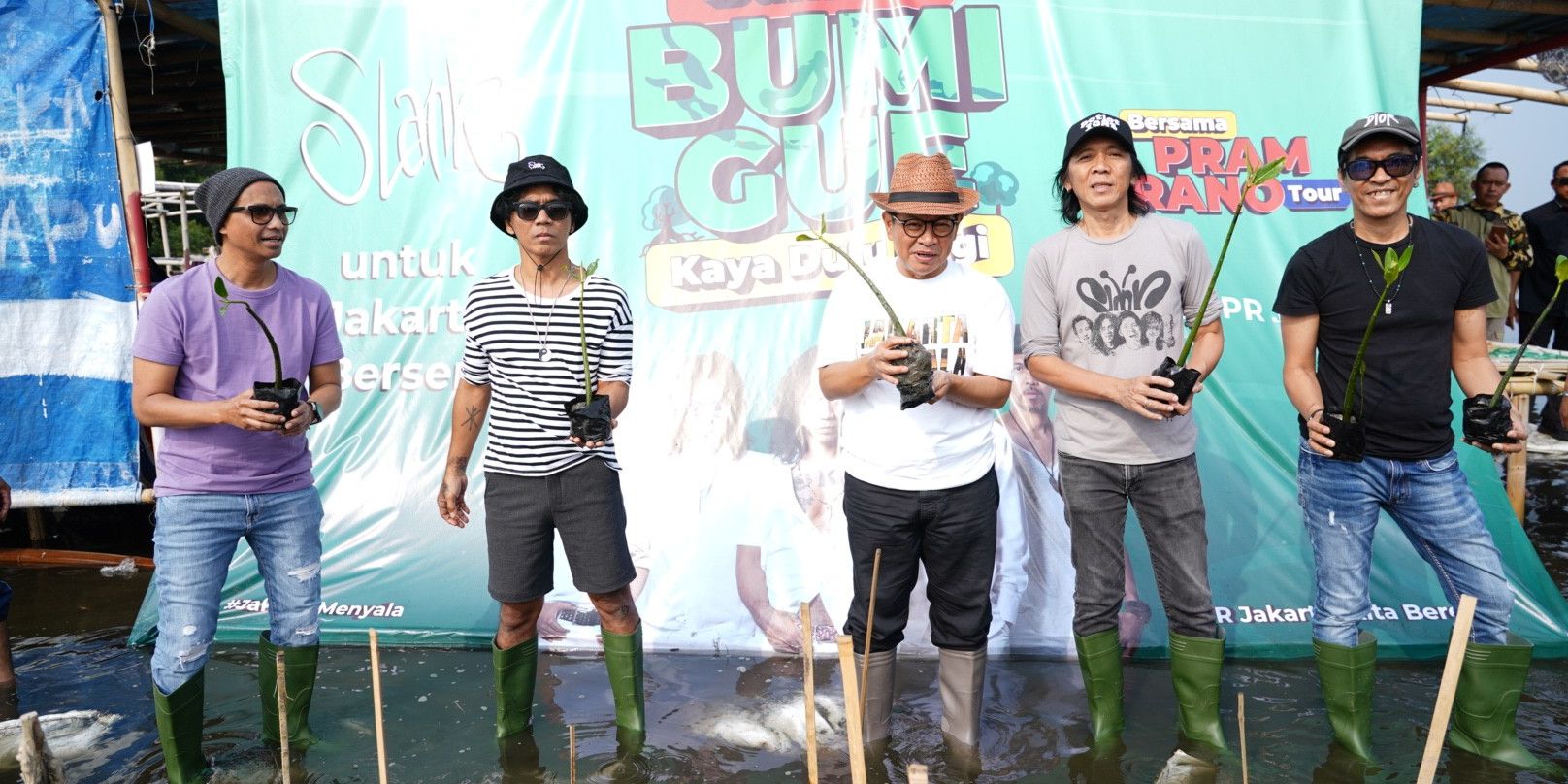 Pramono Tanam Mangrove di Marunda Bersama Slank