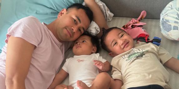 Potret Raffi Ahmad Tiduran Bareng Kedua Buah Hatinya, Tatapan Hangat Baby Lily ke Sang Ayah Jadi Sorotan