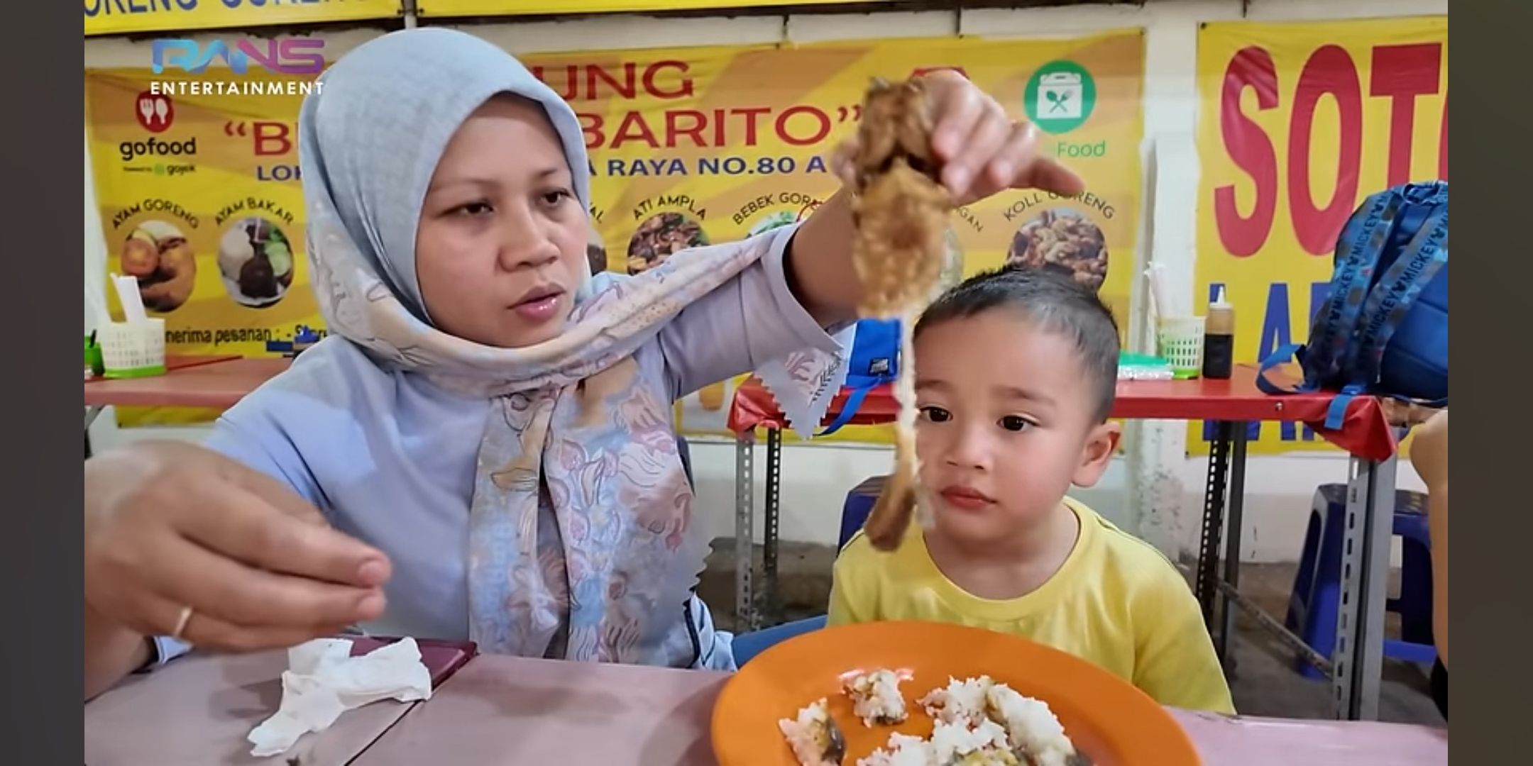 Potret Rayyanza Cipung Lahap Banget Makan Pecel Lele di Pinggir Jalan, Sapa 'Halo' Pas Makanan Sampai di Meja