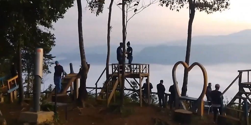 Melihat Hamparan Awan Putih di Gunung Luhur Lebak, Pemandangannya Mirip di Negeri Dongeng