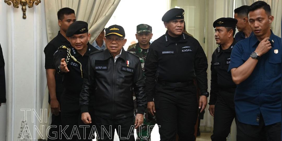 Potret Wapres Ma'ruf Amin Terima Brevet Hiu Kencana TNI AL, Penampilannya Bikin Pangling