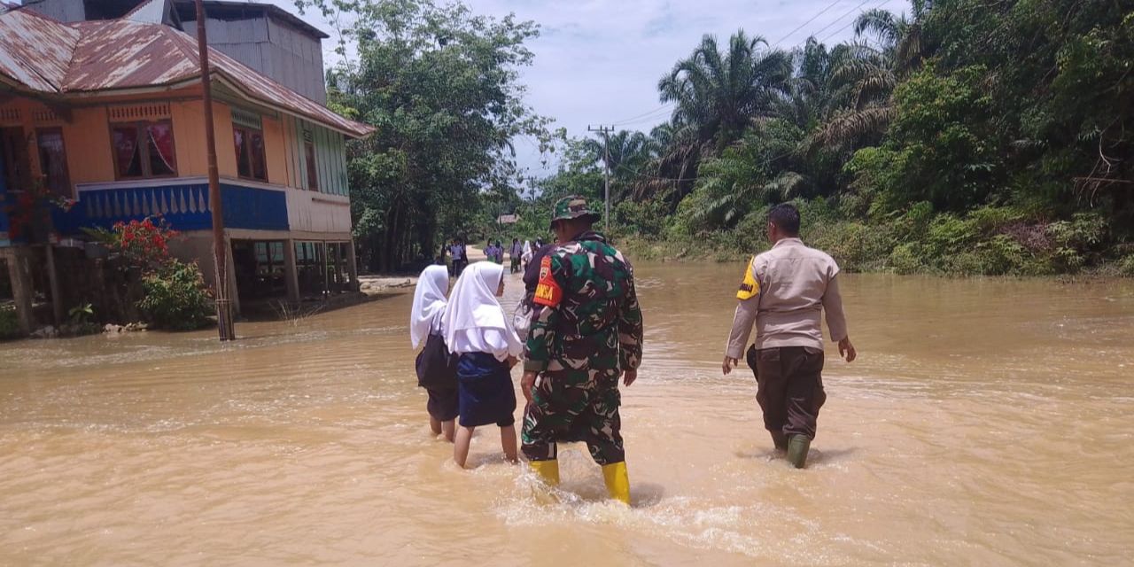 Aksi Anggota Polri Datangi Masyarakat di Tengah Banjir, Pastikan Pilkada Damai