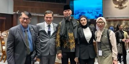 Bikin Baper, 7 Momen Romantis Mulan Jameela dan Ahmad Dhani saat Hadiri Sidang Paripurna DPR