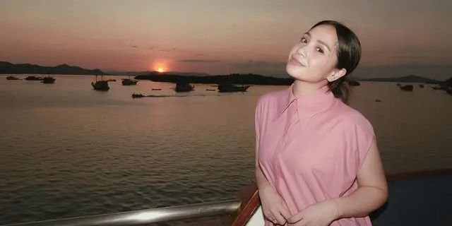 Cantik Natural Nagita Slavina Tampil Tanpa Riasan saat Liburan di Labuan Bajo, Tak Kalah Indah dari Pemandangan Alamnya