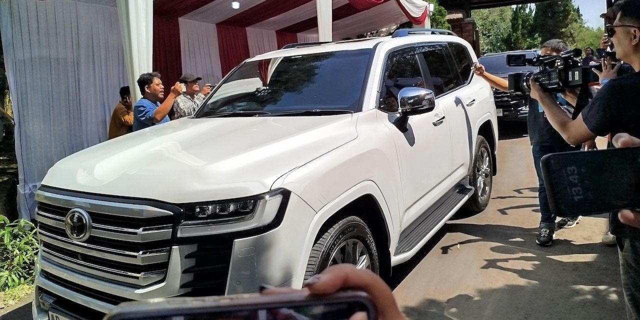 Setelah Prabowo, Giliran Mobil Gibran Tinggalkan Hamblang