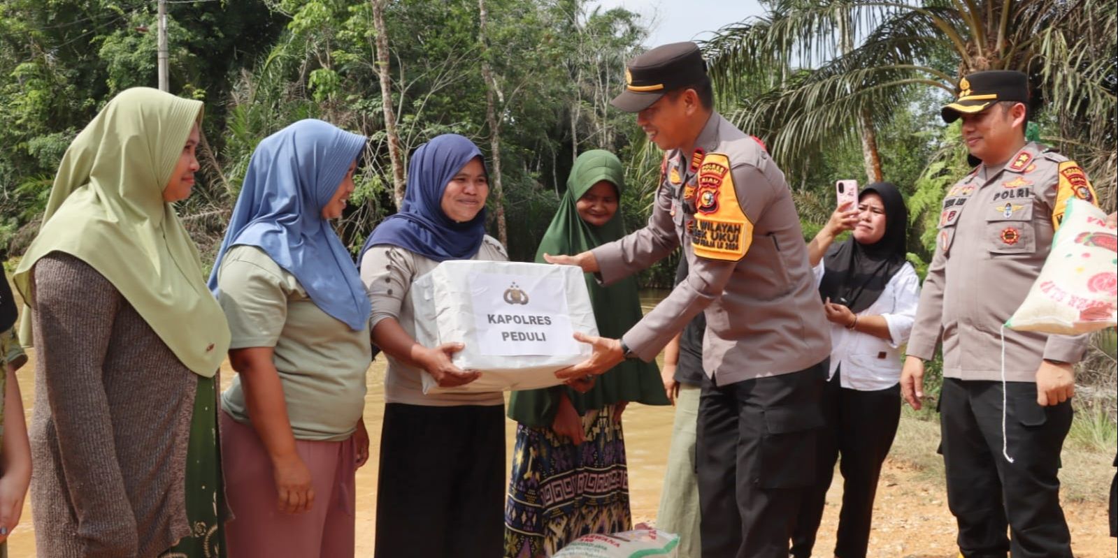 Banjir di Pelalawan Akibat Air Sungai Meluap, Kapolres Serahkan Bantuan ke Korban Terdampak