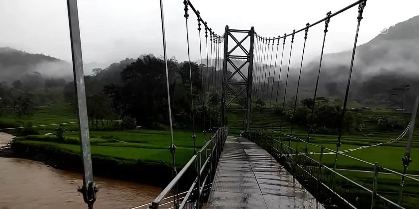 Kecamatan Indah Itu Bernama Peundeuy, Melihat Bukit yang Diselimuti Kabut hingga Curug di Pinggir Jalan