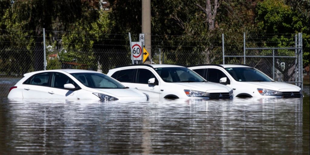 Mobil Terobos Banjir Berisiko Oli Bercampur Air, Begini Cara Mengecek dan Solusinya