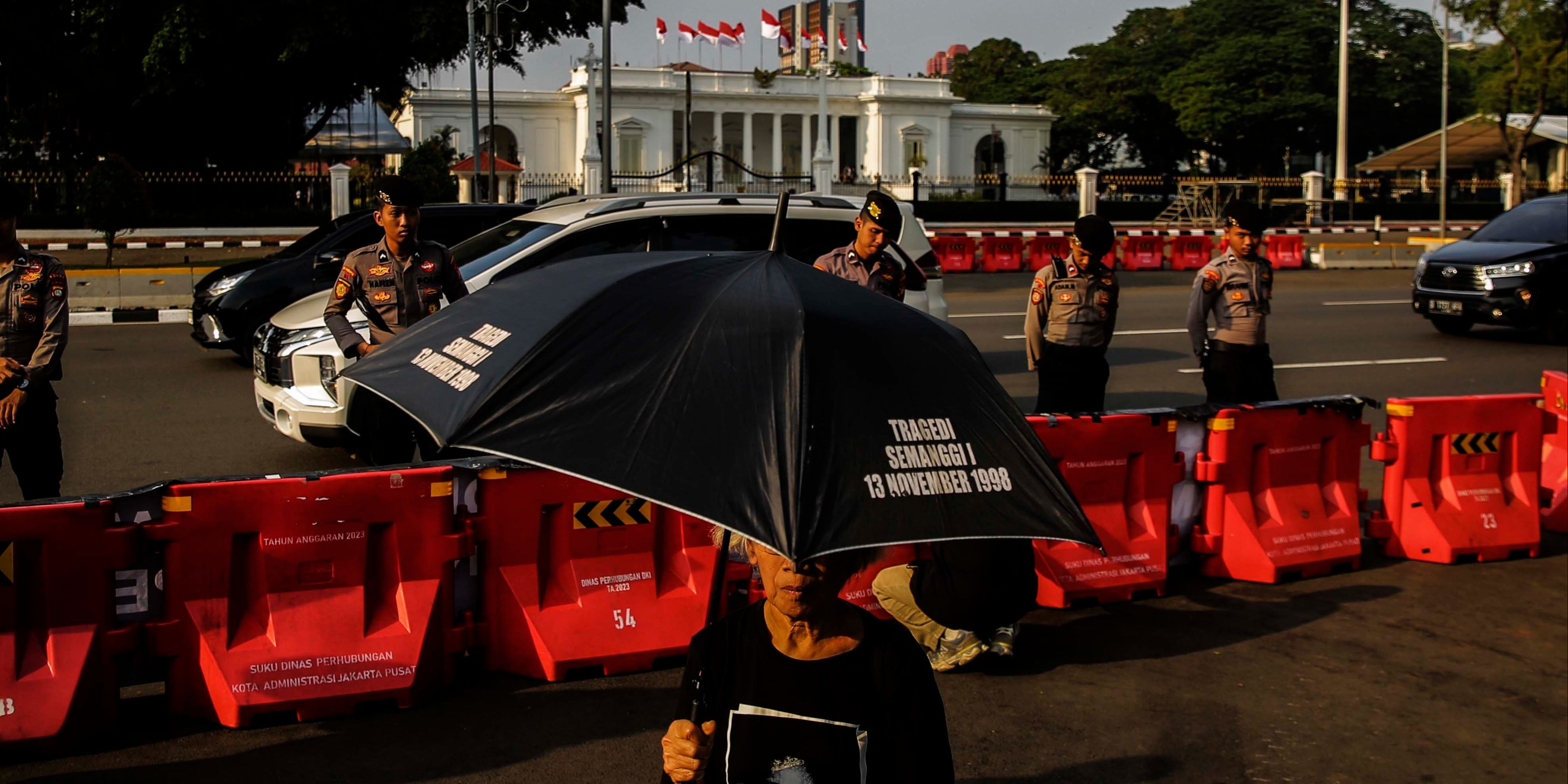 FOTO: Aksi Kamisan Terakhir di Pemerintahan Jokowi, Aktivis Bacakan Surat Penuh Kekecewaan