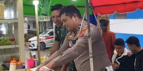 Masih Berseragam Lengkap, Polisi ini Jualan Roti Bakar di Pinggir Jalan Alasannya Menyentuh Hati