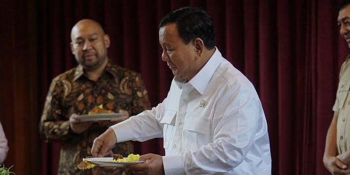 Pesta Kecil-kecilan Ultah ke-73 Prabowo, Dapat Kejutan dari Calon Wamen hingga Potong Tumpeng Bareng Titiek & Didit