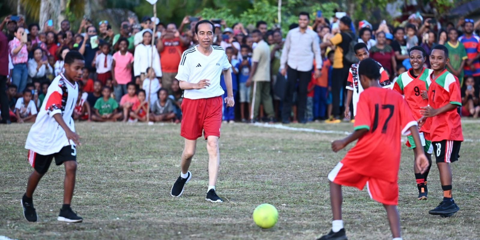 FOTO: Ragam Gaya Jokowi Ketika Bertemu Rakyat, dari Motoran hingga Main Sepak Bola