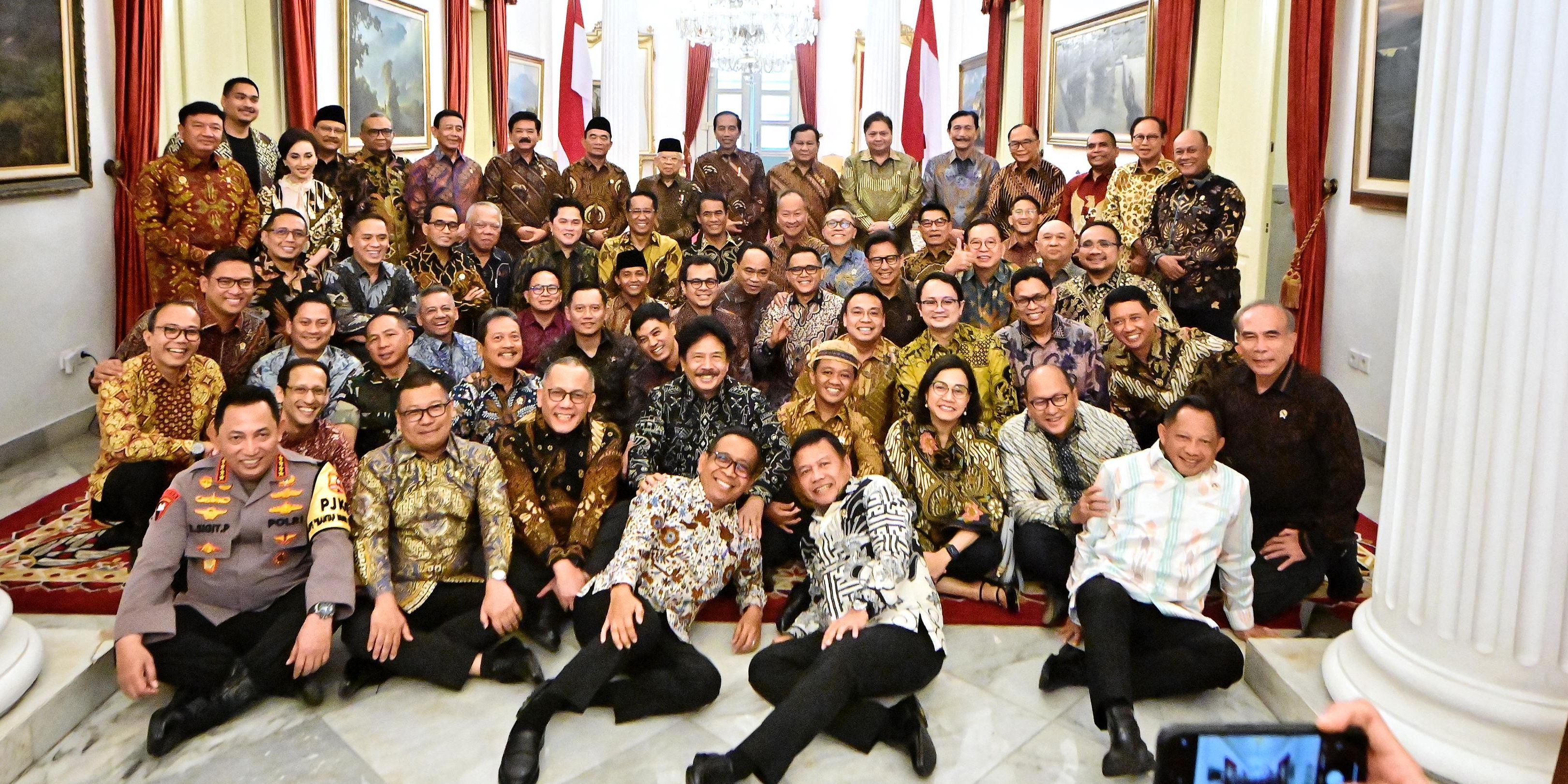 Makan Siang Bareng, Menteri Kabinet Indonesia Maju Standing Ovation buat Jokowi