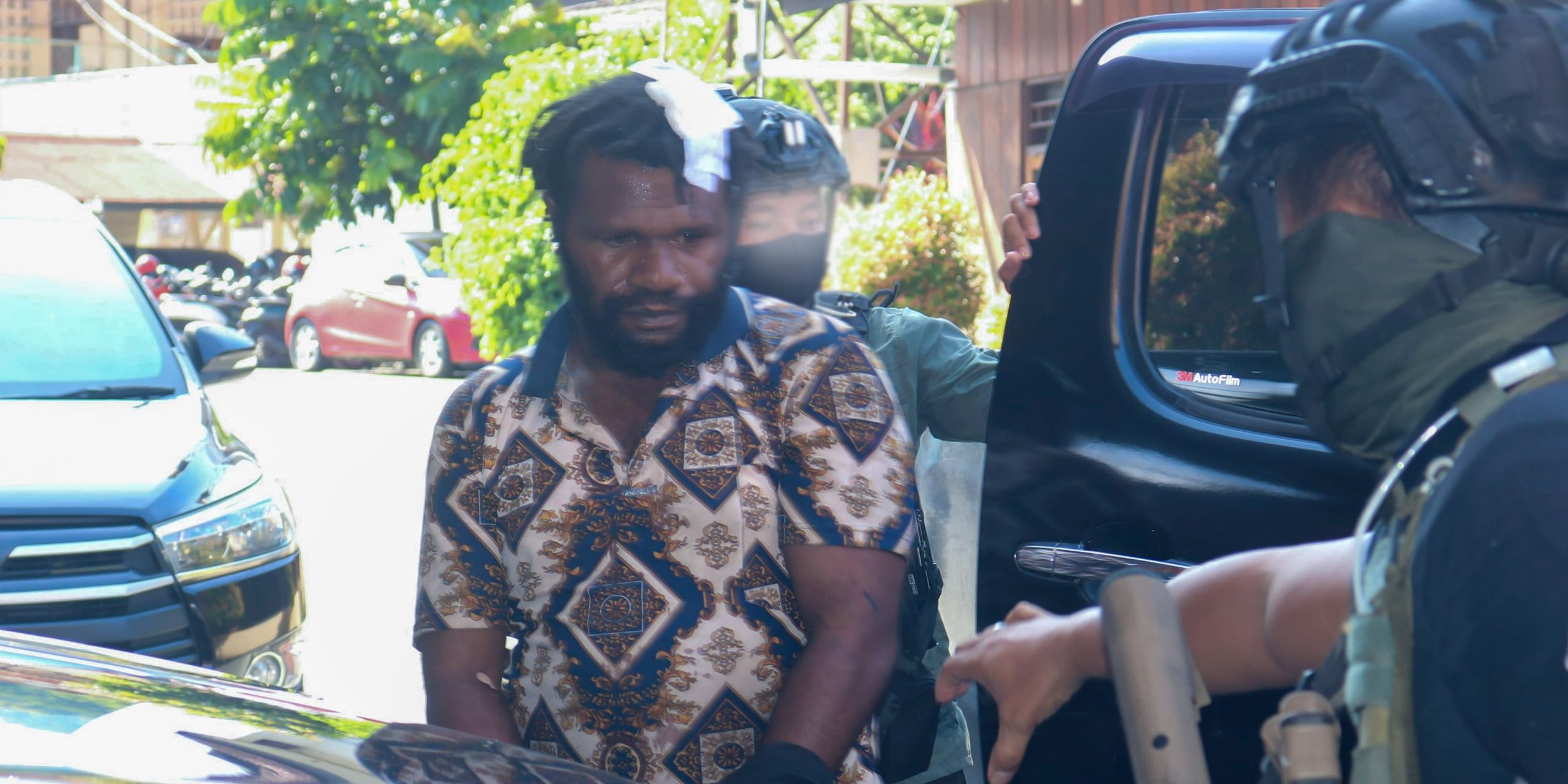 Dikawal Ketat Polisi, Pimpinan KKB Paniai Jemmy Magai Yogi Tiba di Polda Papua